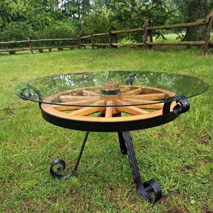 Dřevěný konferenční stolek z loukoťového kola, kovu a skla